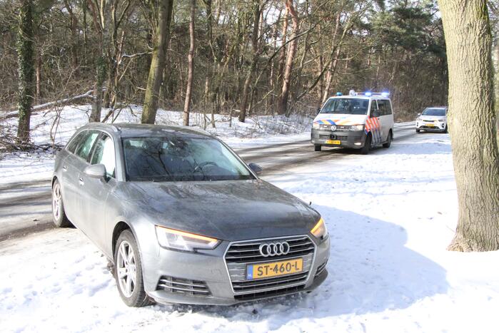 Personenauto raakt in slip en komt tot stilstand tegen boom