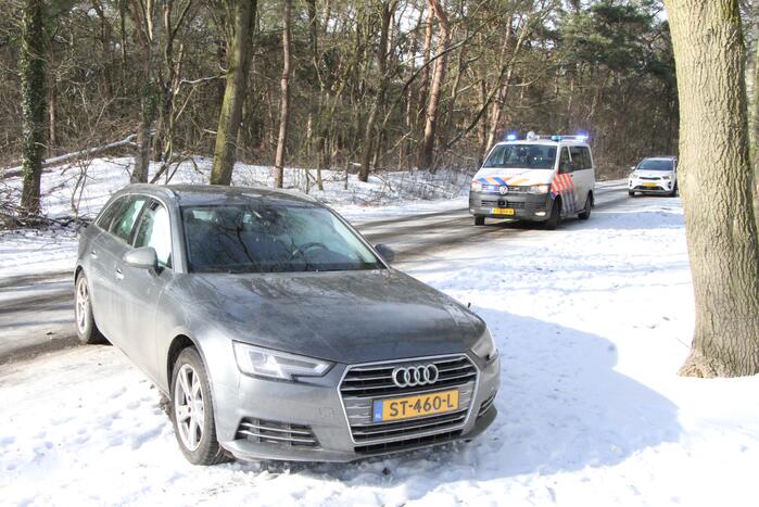 Personenauto raakt in slip en komt tot stilstand tegen boom