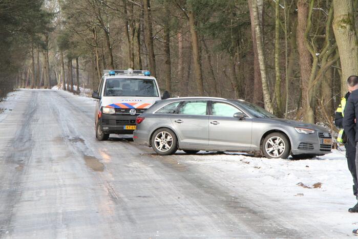 Personenauto raakt in slip en komt tot stilstand tegen boom
