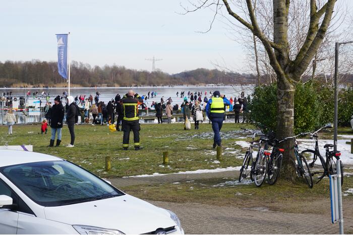 Brandweer zoekt naar mogelijk dier op het ijs