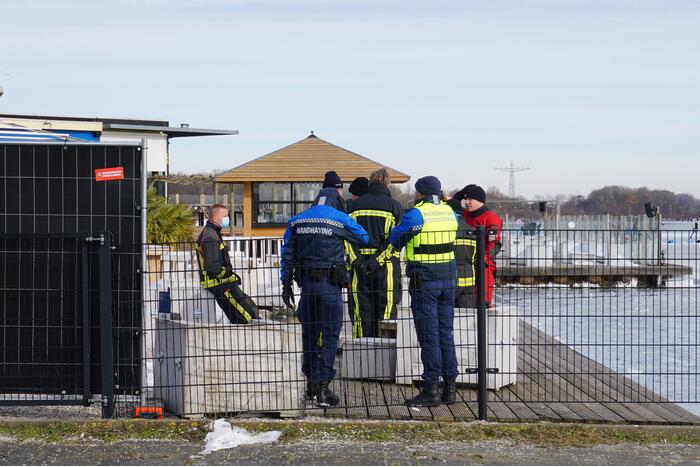 Brandweer zoekt naar mogelijk dier op het ijs