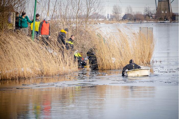 Schaatser zakt door het ijs en raakt gewond
