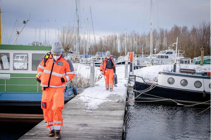 Schaatser zakt door het ijs en raakt gewond