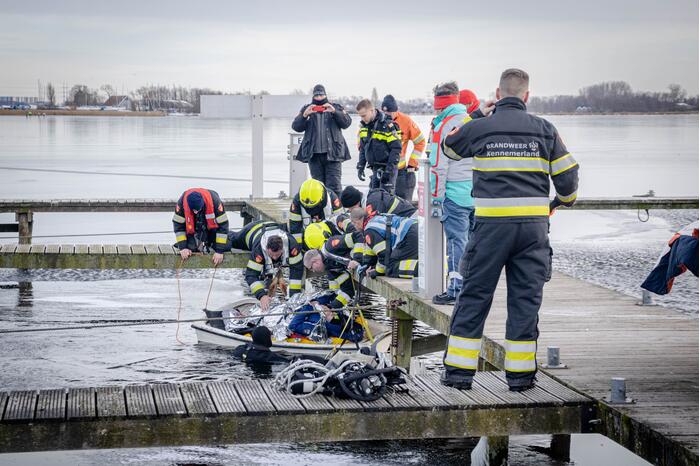 Schaatser zakt door het ijs en raakt gewond