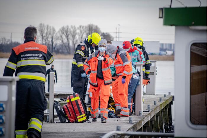 Schaatser zakt door het ijs en raakt gewond
