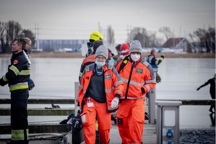 Schaatser zakt door het ijs en raakt gewond