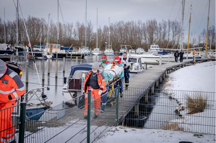 Schaatser zakt door het ijs en raakt gewond