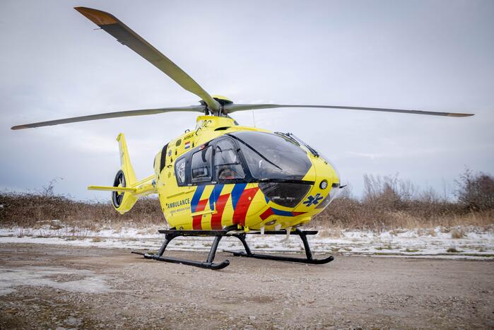 Schaatser zakt door het ijs en raakt gewond