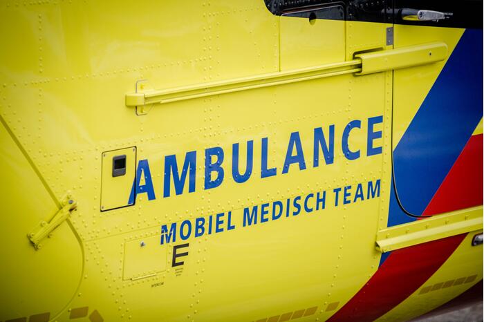 Schaatser zakt door het ijs en raakt gewond