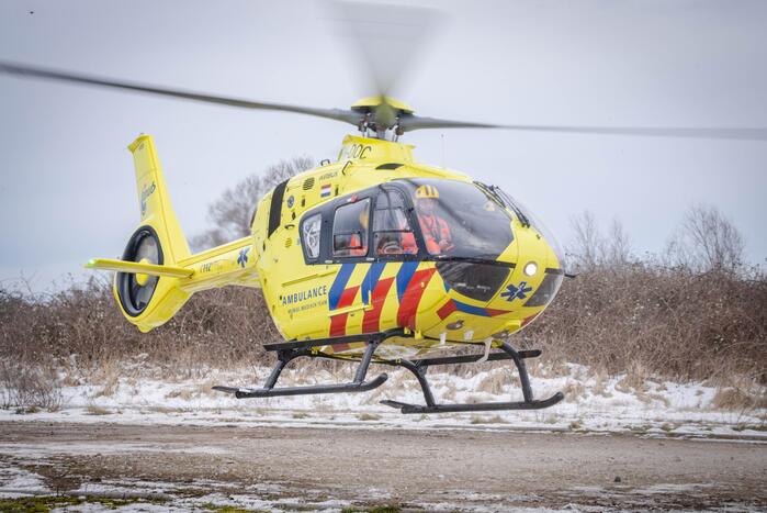 Schaatser zakt door het ijs en raakt gewond