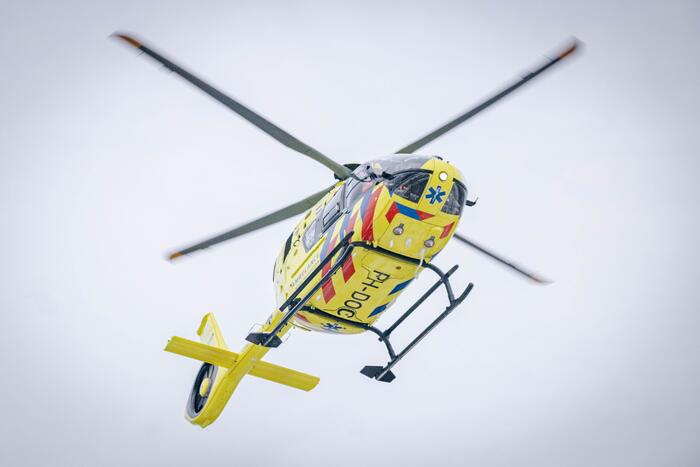 Schaatser zakt door het ijs en raakt gewond