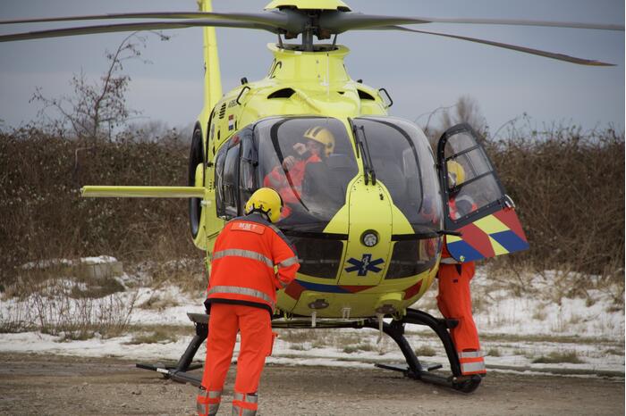 Schaatser zakt door het ijs en raakt gewond