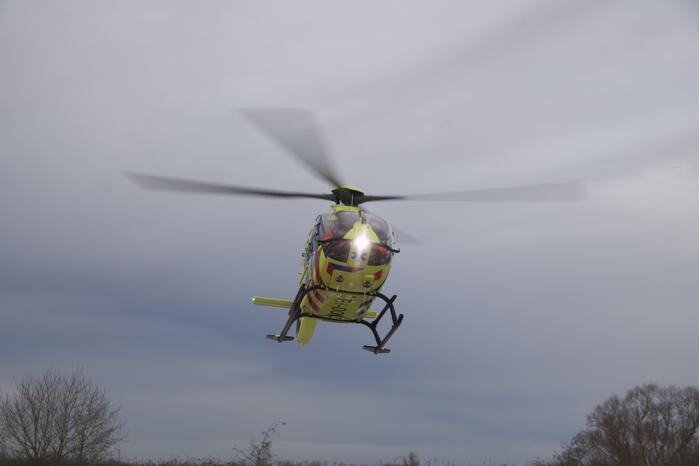 Schaatser zakt door het ijs en raakt gewond