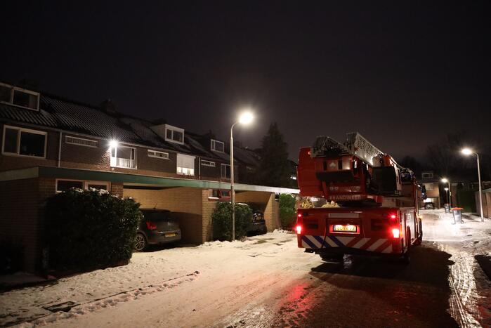 Rookwolken bij brand in schoorsteen