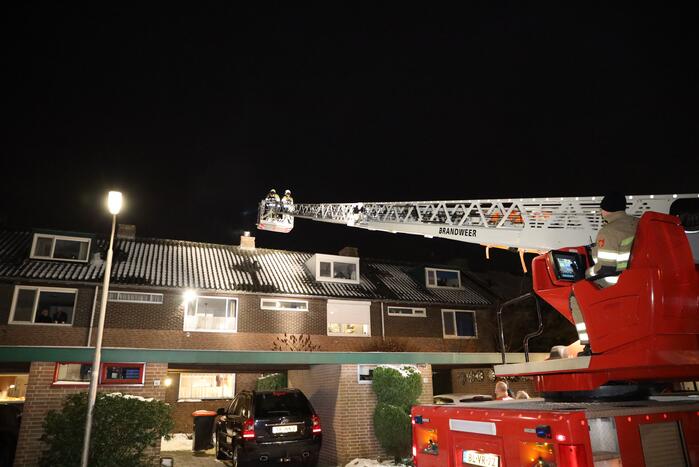 Rookwolken bij brand in schoorsteen