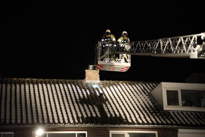 Rookwolken bij brand in schoorsteen