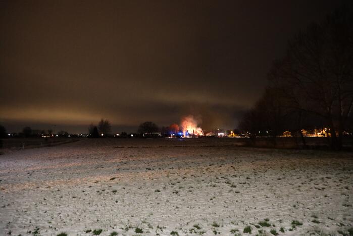 Woonboerderij gaat in vlammen op