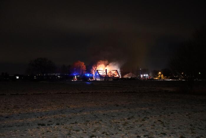 Woonboerderij gaat in vlammen op