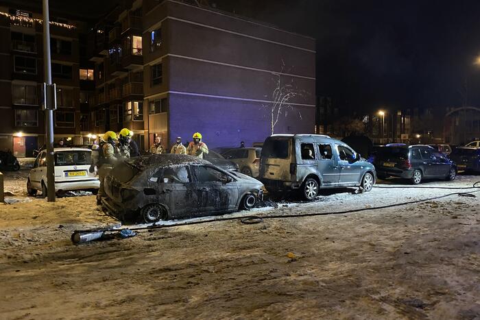 Twee auto's verwoest door brand