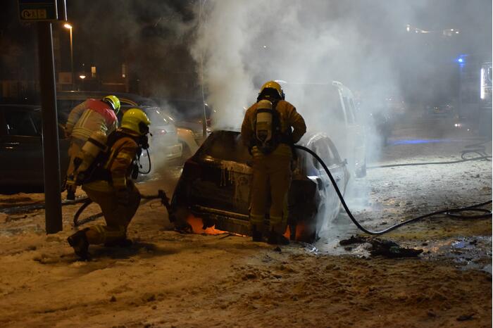 Twee auto's verwoest door brand