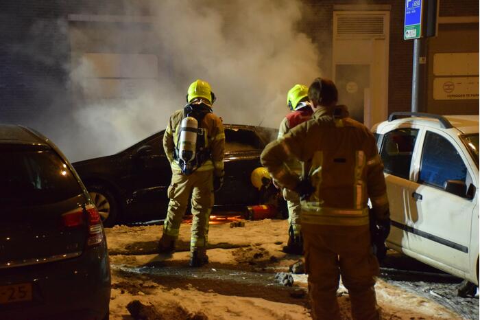 Twee auto's verwoest door brand