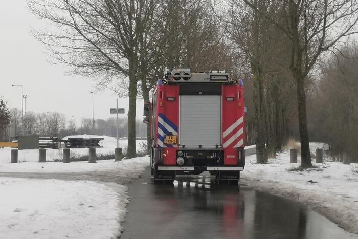 Binnenvaartschip in de problemen bij sluis