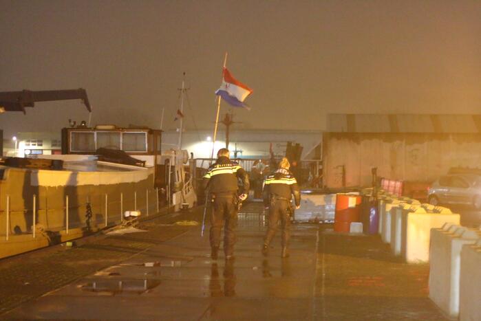 Omstanders redden man uit water