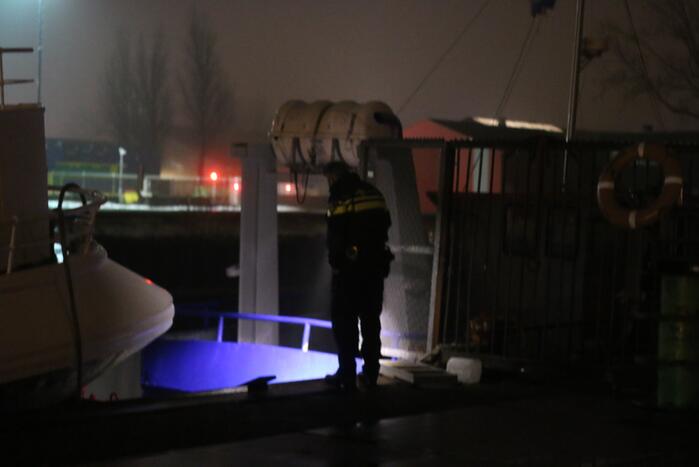 Omstanders redden man uit water