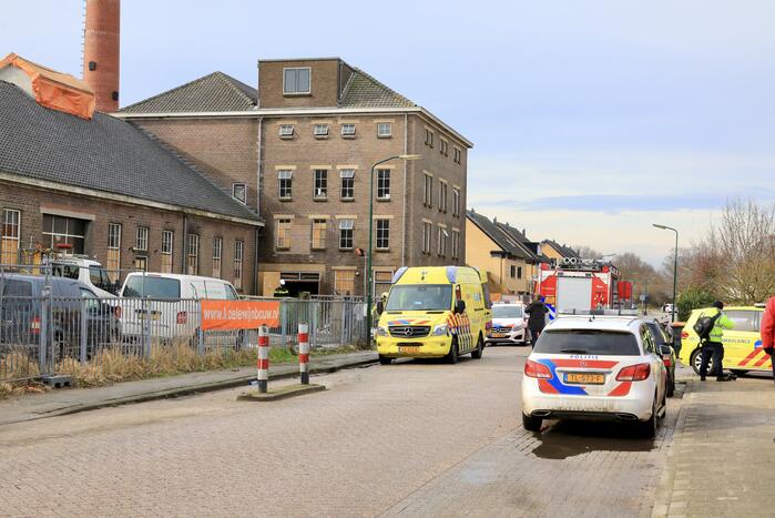 Persoon bekneld onder betonnen plaat