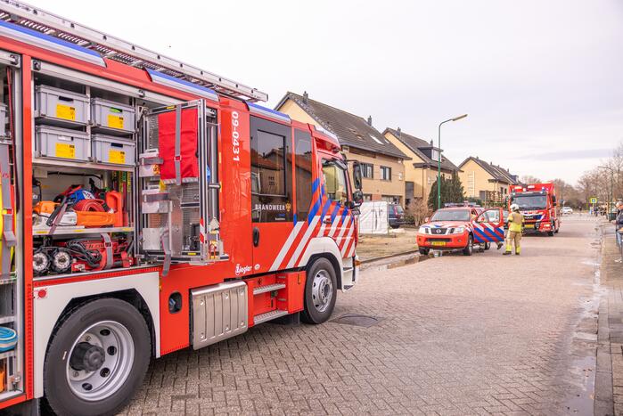 Persoon bekneld onder betonnen plaat