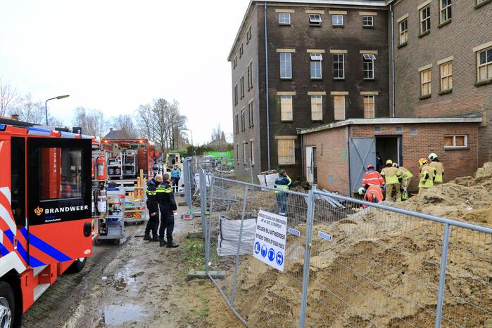 Persoon bekneld onder betonnen plaat