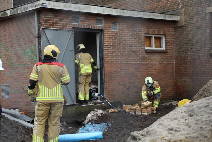 Persoon bekneld onder betonnen plaat