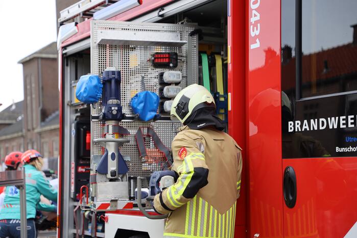 Persoon bekneld onder betonnen plaat