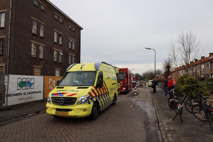 Persoon bekneld onder betonnen plaat