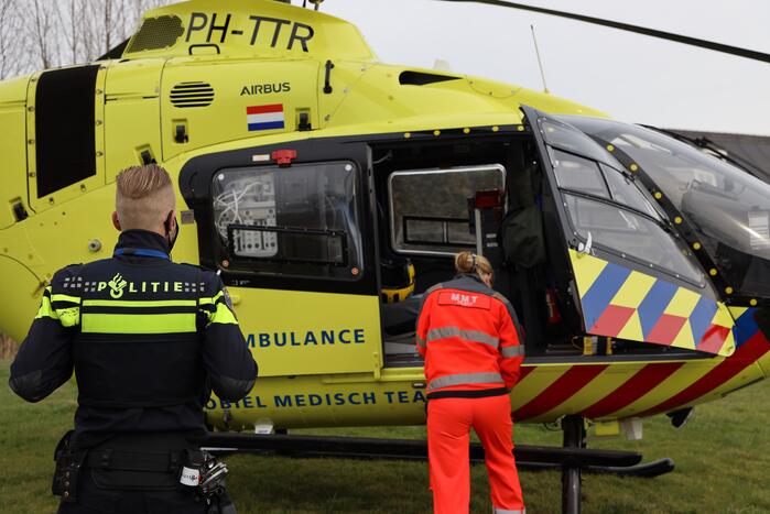 Persoon bekneld onder betonnen plaat