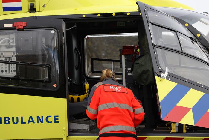 Persoon bekneld onder betonnen plaat