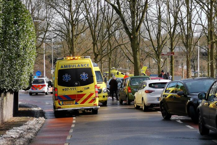 Fietser ernstig gewond na val over stoeprand