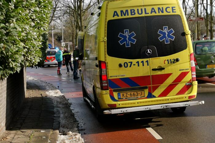 Fietser ernstig gewond na val over stoeprand