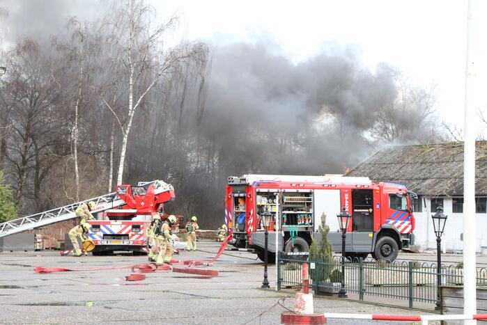 Enorme rookwolken bij brand in schuur