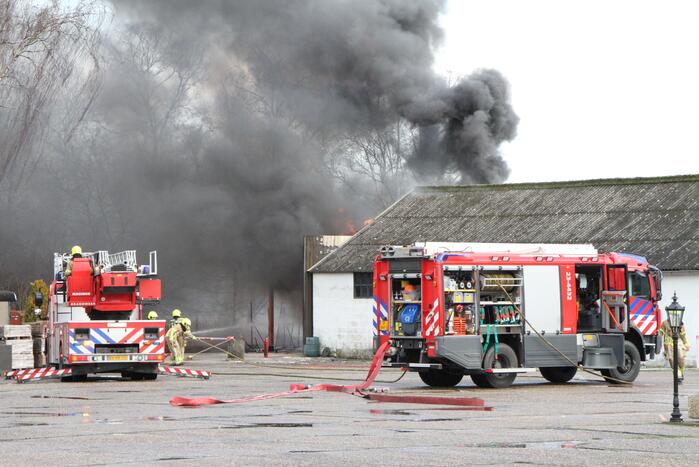 Enorme rookwolken bij brand in schuur