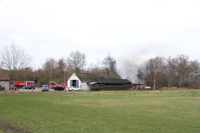 Enorme rookwolken bij brand in schuur