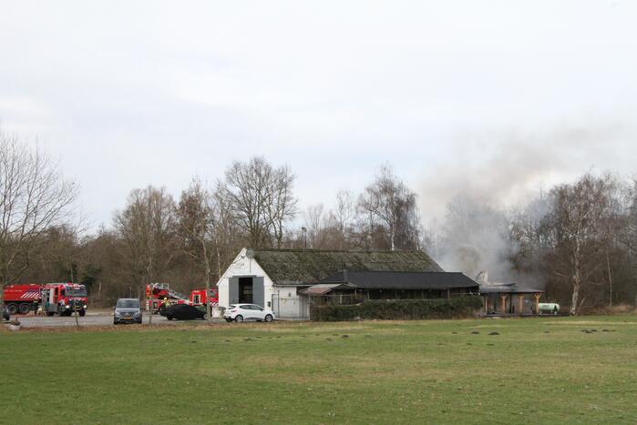 Enorme rookwolken bij brand in schuur