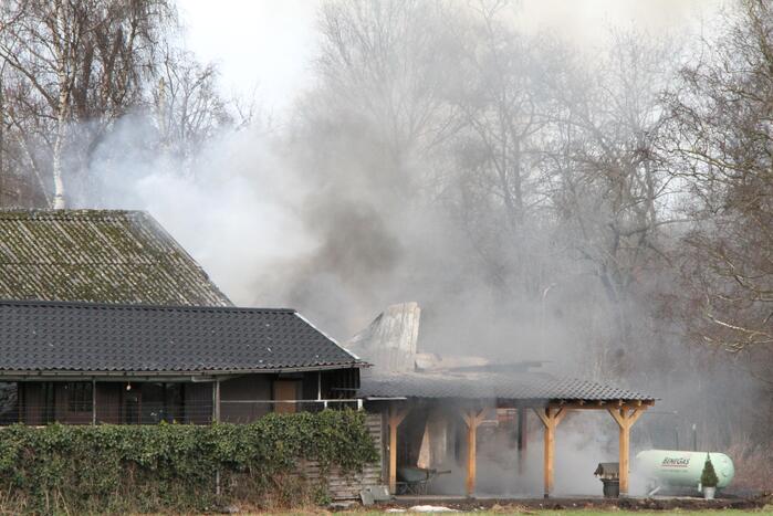 Enorme rookwolken bij brand in schuur