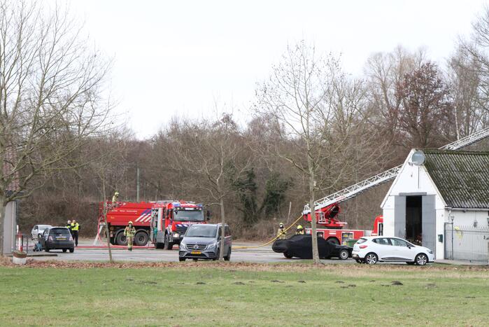 Enorme rookwolken bij brand in schuur