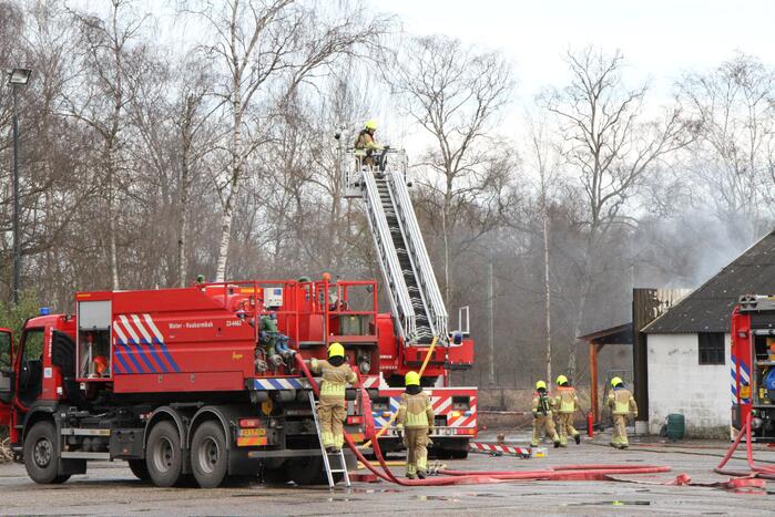 Enorme rookwolken bij brand in schuur