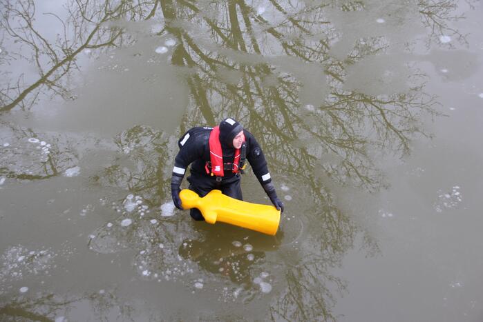 Brandweer oefent in ijskoude Gelderse Diep