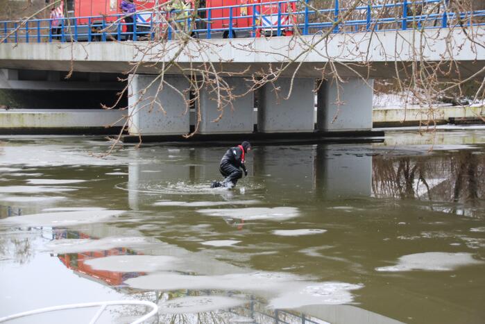 Brandweer oefent in ijskoude Gelderse Diep