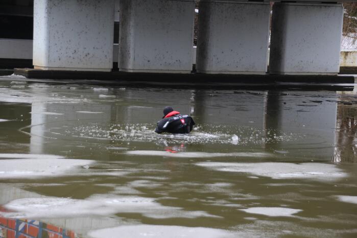 Brandweer oefent in ijskoude Gelderse Diep