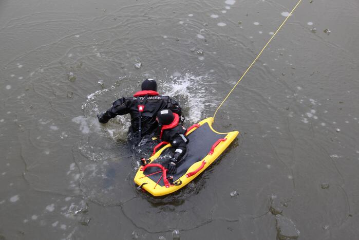 Brandweer oefent in ijskoude Gelderse Diep