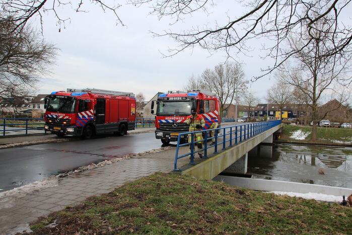 Brandweer oefent in ijskoude Gelderse Diep